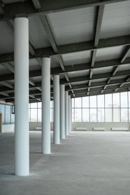 boş büyük oda beyaz sütunlu ve büyük pencereli