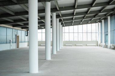 boş büyük oda beyaz sütunlu ve büyük pencereli