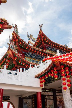 Kuala Lumpur, Malezya Pagoda, Tian Hou Tapınağı 'nın çatısı, kırmızı fener telleriyle süslenmiş.