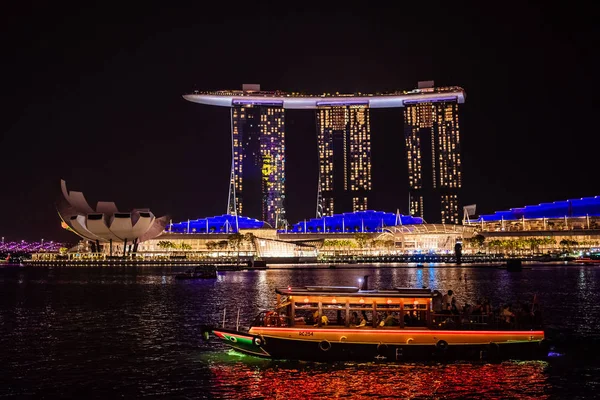 Marina Körfezi Kumları 'nın Singapur Lazer gösterisi. Singapur şehir simgesi.