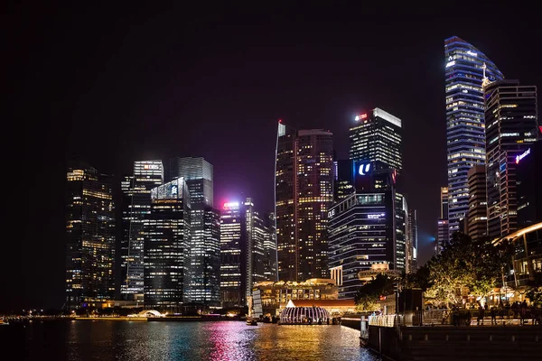Singapur gökdelenleri ve geceleri nehir.