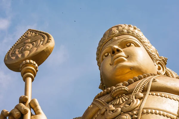 Kuala Lumpur 'daki Batu mağaralarındaki Murugan heykelinin tepesi..