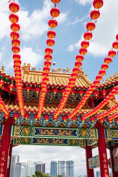 Kuala Lumpur, Malezya Pagoda kapı tasarımı Tian Hou Tapınağında, kırmızı fener telleriyle süslenmiş