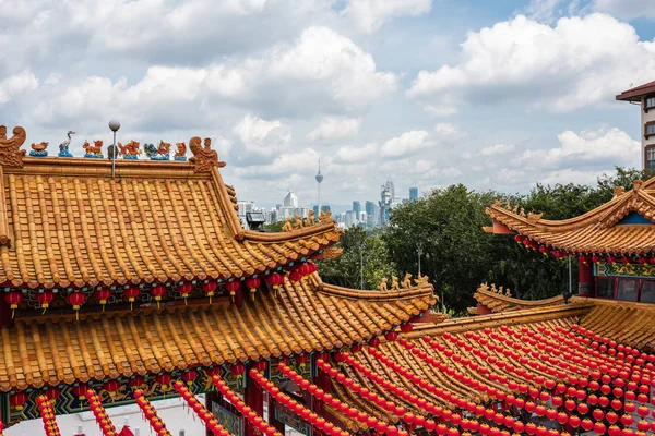 Kuala Lumpur, Malezya Pagoda, Tian Hou Tapınağı 'nın çatısı, kırmızı fener telleriyle süslenmiş.
