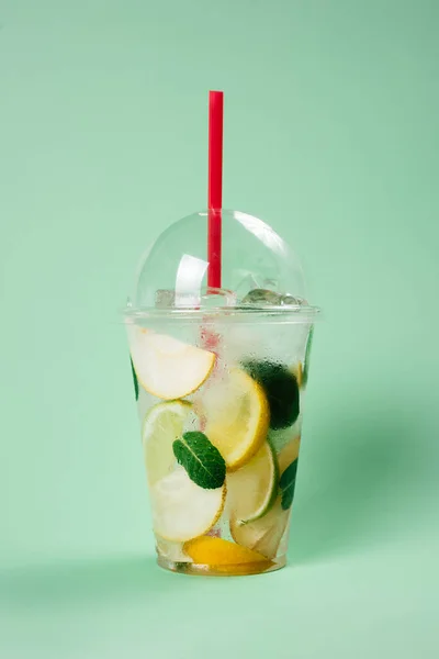 Açık yeşil arka planda naneli, limonlu limonata, izole edilmiş.