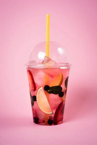 Naneli, limonlu, limonlu ve böğürtlenli limonata.