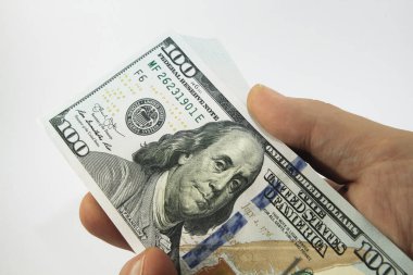 Elinde yığınla Amerikan parası, beyaz arka planda 100 dolar nakit para, bir sürü 100 dolarlık banknot.