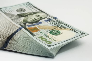 Bir yığın Amerikan parası, beyaz arka planda 100 dolar nakit para, bir sürü 100 dolarlık banknot.