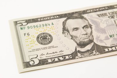 Beyaz arka planda beş dolarlık nakit para.