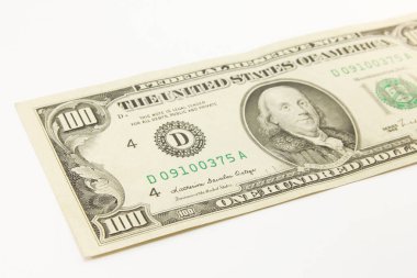 Beyaz arka planda 100 dolar nakit para