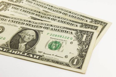 Beyaz arka planda bir dolar nakit para.