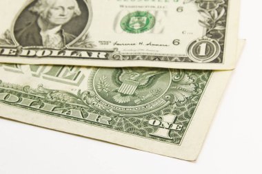 Beyaz arka planda bir dolar nakit para.