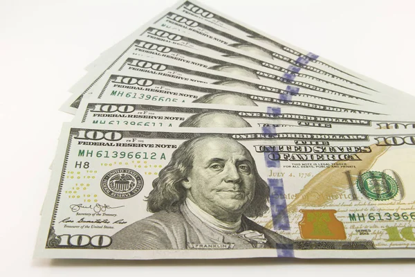 堆积如山的美国钱 白底100美元的钞票 100美元的钞票 — 图库照片