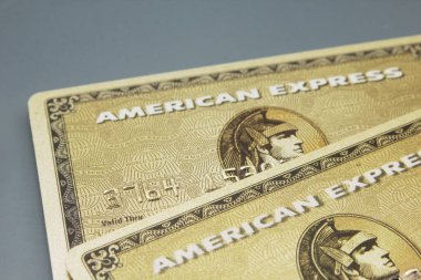 Buenos Aires / Arjantin - 09 Nisan 2020: Koyu arkaplana yerleştirilmiş American Express kartları