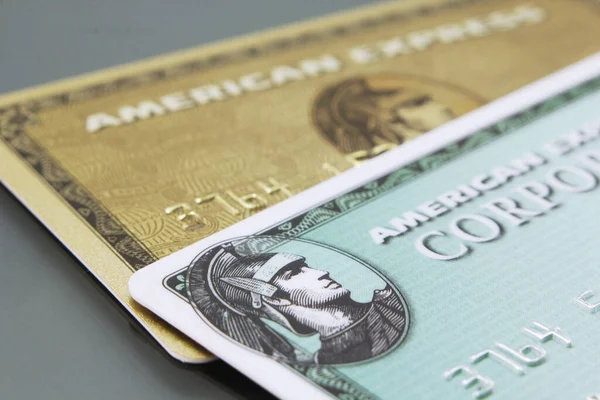 Buenos Aires / Arjantin - 09 Nisan 2020: Koyu arkaplana yerleştirilmiş American Express kartları