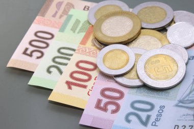 Meksika parası, Meksika parası, pesolar, çeşitli banknotlar ve paralar, karanlık arka planda yakın plan. Nakit para