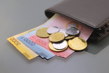 Kosta Rika parası, Kosta Rika para birimi, Colones, bir cüzdanın içindeki çeşitli banknotlar ve paralar, karanlık arka planda yakın plan. Nakit para