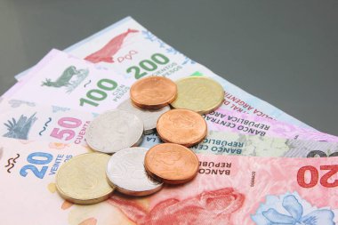 Arjantin parası - Arjantin parası, Pesos Argentinos, çeşitli banknotlar ve paralar, karanlık arka planda yakın plan. Nakit para