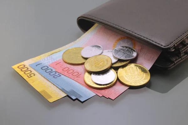 Kosta Rika parası, Kosta Rika para birimi, Colones, bir cüzdanın içindeki çeşitli banknotlar ve paralar, karanlık arka planda yakın plan. Nakit para