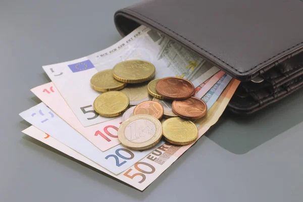 Euros Varios Billetes Monedas Dentro Una Billetera Primer Plano Sobre — Foto de Stock