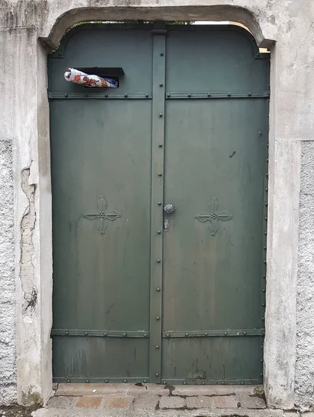 Eski stil yeşil metal kapı