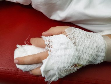 Elinde serum ile bebek elini kapat.