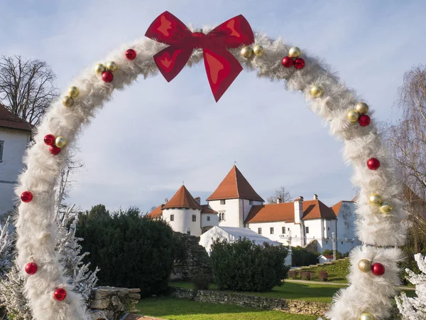 Hırvatistan 'ın eski Varazdin kentinde kar dekoru