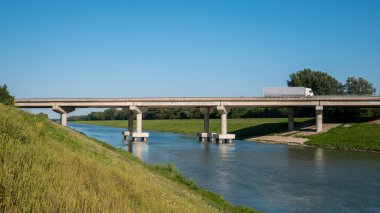 Köprüde kamyon var.