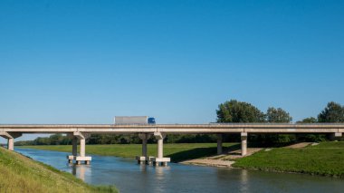 Köprüde kamyon var.