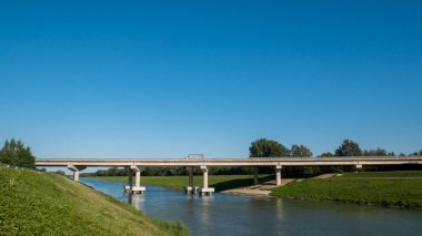 Köprüde kamyon var.