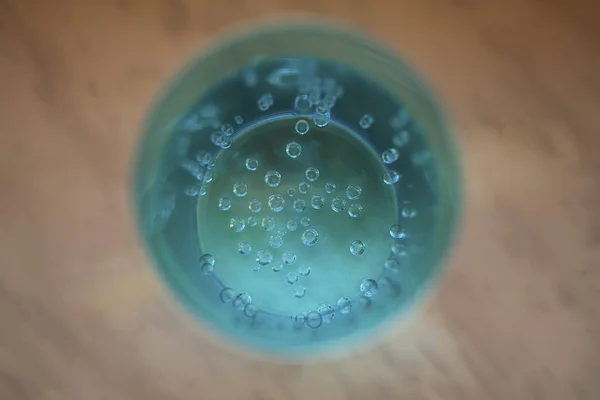 Chiudi le bolle in un bicchiere turchese — Foto Stock