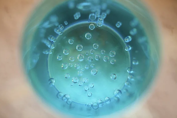 Närbild bubblor i ett turkost glas — Stockfoto