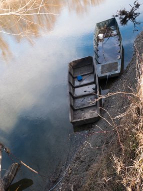 Nehirde iki eski geleneksel tekne
