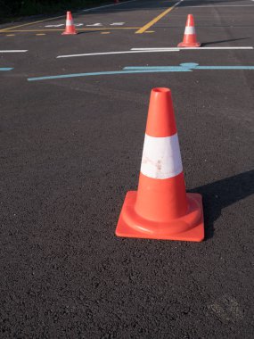 Asfaltta gölgesi olan trafik konisi