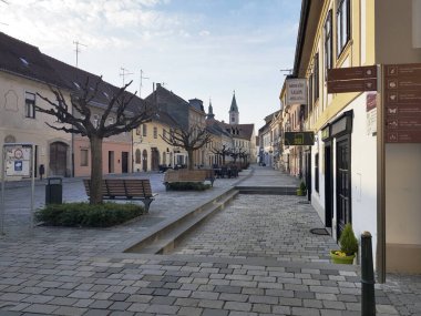 Hırvatistan 'da korona virüsünün ortaya çıkmasının yol açtığı bir hareket yasağı yüzünden Varazdin sokakları bomboş kaldı