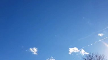 Gökyüzünde zaman sıçraması. Hızlı hareket eden bulutlar.