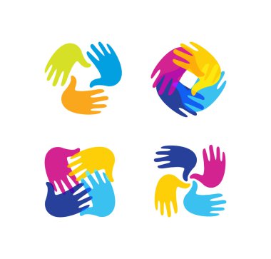 İzole soyut renkli çocuklar elleri birlikte logo seti. Çocuklar oyun odası logo türü koleksiyonu. Anaokulu tabelası. Boya sembolündeki el izleri. Sanat okulu amblemi. Vektör çizimi.