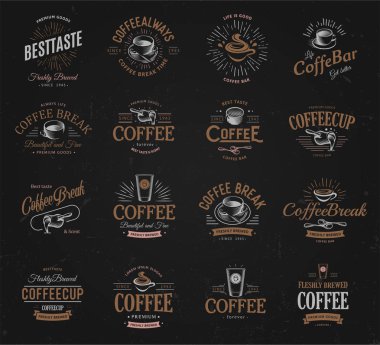 Kahve vintage logo ayarlayın. Taze demlendi kafein karanlık içki logo. Sigorta primi ürünler kahve ve espresso iş retro logo toplama tasarım. Cappucino kafe ya da Restoran için modern yazı rozet.