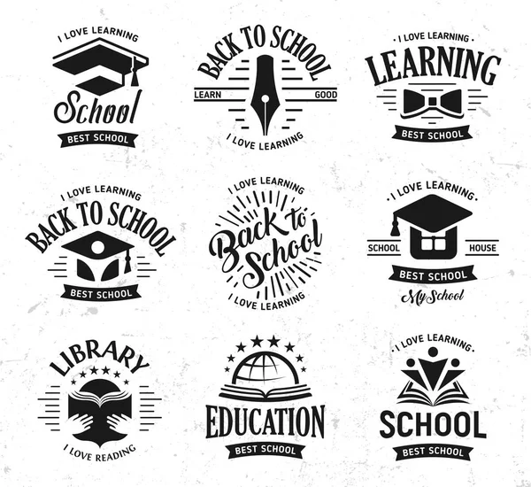 Conjunto de logotipos de vetor escolar, sinais de educação de design vintage monocromático. De volta à escola, universidade, faculdade, aprendendo coleção de logotipo. preto e branco emblemas no branco grunge fundo —  Vetores de Stock