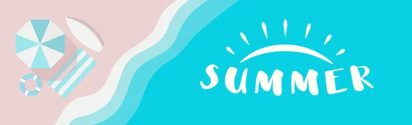 Літній широкий векторний банер з концепцією літнього логотипу, пляжна парасолька, крісло палуби, серфінг і рожевий пісочний рятувальний жилет поруч з блакитними хвилями. Вид зверху горизонтальний шаблон плаката. Мультяшна ілюстрація — стоковий вектор