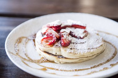 Taze çilek ile gözleme 