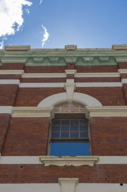 Mavi gökyüzü ile tuğla duvar