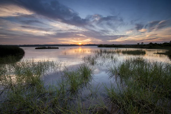 フィッツから日没ロイ サザン ・ ハイランド ニューサウス ウェールズ州の湖. — ストック写真