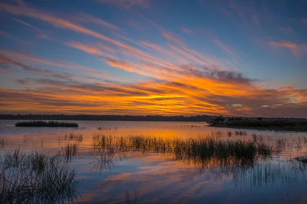 フィッツから日没ロイ サザン ・ ハイランド ニューサウス ウェールズ州の湖. — ストック写真