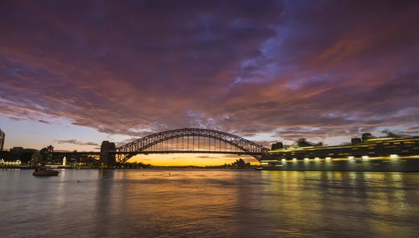 Sunrise a Sydney Harbor-híd. — Stock Fotó