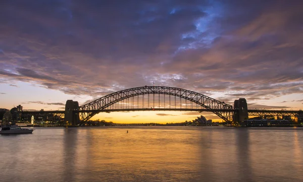 Sonnenaufgang von der sydney harbor bridge. — Stockfoto