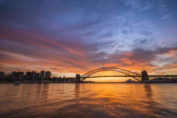 Sunrise Sidney liman Köprüsü'nden. — Stok fotoğraf
