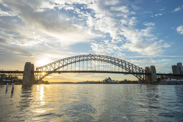 Sunrise Sidney liman Köprüsü'nden. — Stok fotoğraf