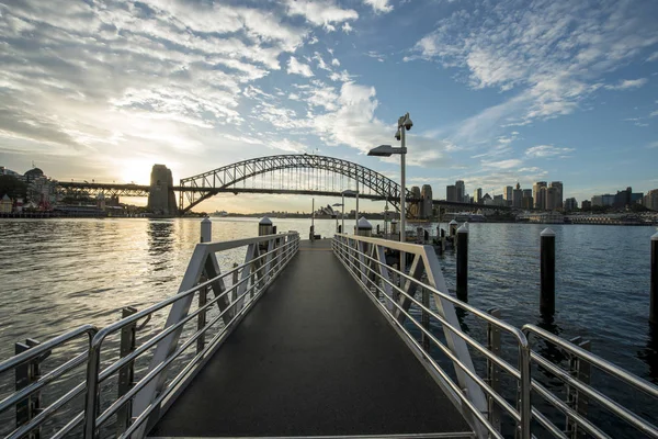 Wschód słońca z Sydney Harbor bridge. — Zdjęcie stockowe
