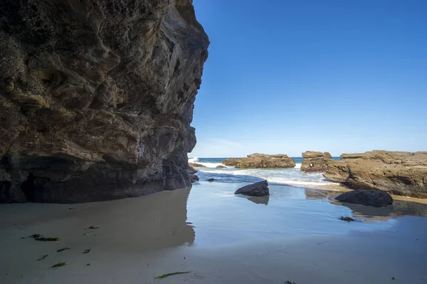 Пещерный пляж на севере Сиднея . — стоковое фото